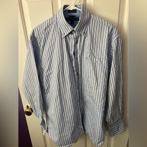 Men’s Tommy Hilfiger long sleeve button down shirt. Size: M